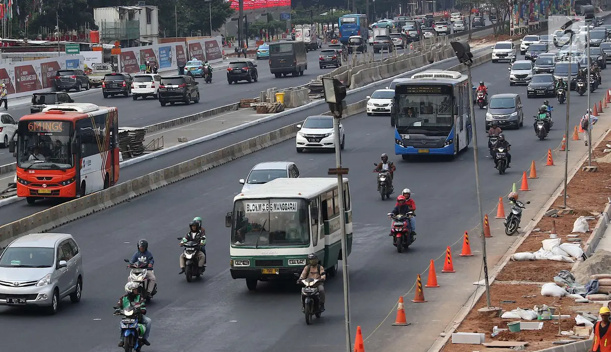 Bus Kopaja melintas di Jalan Sudirman, Jakarta, Rabu (25/7). Wagub DKI Sandiaga Uno melarang angkutan umum seperti Kopaja dan Metromini melewati jalan protokol saat Asian Games 2018 untuk mengurangi kemacetan dan polusi. (Liputan6.com/Immanuel Antonius)
