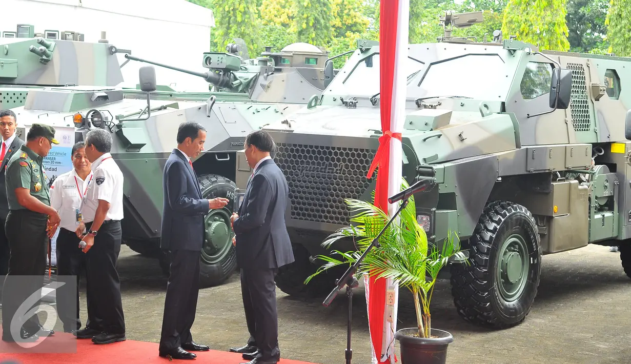 Presiden Joko Widodo saat melihat pameran Alpalhan dan SP3D di Mabes TNI, Jakarta, Senin (16/1). Pameran tersebut adalah bagian dari Rapimnas TNI 2017. (Liputan6.com/Angga Yuniar)