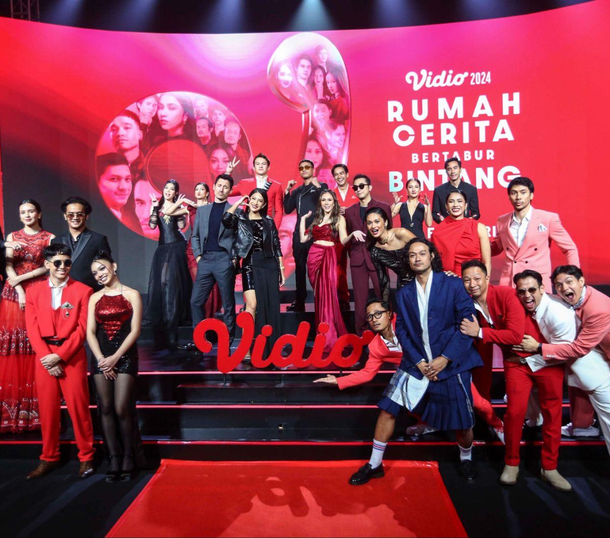Sejumlah artis dalam 7 series bertabur bintang yang siap tayang di Vidio berfoto bersama saat konferensi pers Vidio Original Series 2024 Bertemakan Rumah Cerita Bertabur Bintang di Jakarta, Kamis (29/2/2024). Foto: Liputan6.com / Angga Yuniar