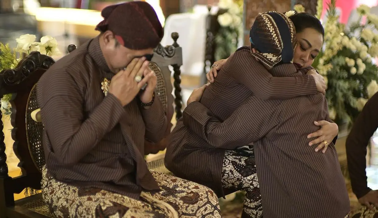 Tidak hanya Soimah yang tak kuasa menahan haru, tapi juga sang suami, Herwan Prandoko. Dari pernikahannya, Soimah memiliki dua anak laki-laki yang bernama Herwan Prandoko dan anak kedua Diksa Naja Naekonang. [Instagram/showimah]