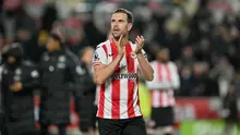 Gelandang Brentford asal Inggris #06, Jordan Henderson, bertepuk tangan kepada para penggemar setelah peluit akhir berbunyi dalam pertandingan&nbsp;Premier League&nbsp;Inggris antara Brentford dan Liverpool di Stadion Komunitas Gtech, London, pada 25 Oktober 2025. (Glyn KIRK/AFP)