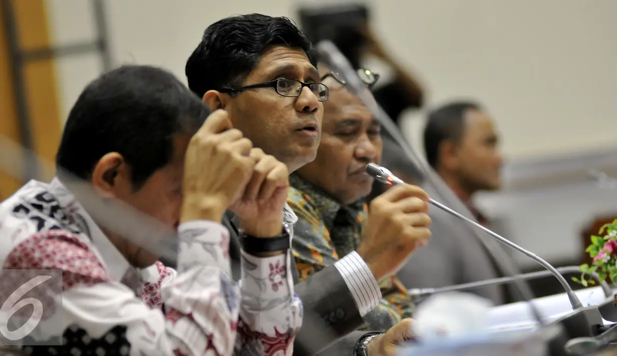 Wakil Pimpnan KPK Laode M. Syarief memberikan penjelasan dalam lanjutan RDP di Gedung Nusantara II, Kompleks Parlemen Senayan, Jakarta, Rabu (15/6). Rapat tersebut membahas laporan hasil Audit kasus RS. Sumber Waras. (Liputan6.com/Johan Tallo)