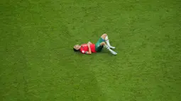 Reaksi kecewa pemain Maroko, Achraf Hakimi setelah kalah dari Prancis pada laga semifinal Piala Dunia 2022 yang berlangsung di Al Bayt Stadium, Qatar, Rabu (14/12/2022) waktu setempat. Prancis menang dengan skor 2-0 melalui gol Theo Hernandez dan Randal Kolo Muani. (AP Photo/Hassan Ammar)