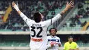 Pemain Atalanta, Mateo Retegui berselebrasi setelah mencetak gol ke gawang Hellas Verona dalam laga lanjutan Liga Italia 2024/2025 di Marcantonio Bentegodi Stadium, Verona, Italia, Sabtu (09/02/2025). (AP Photo/LaPresse/Paola Garbuio)