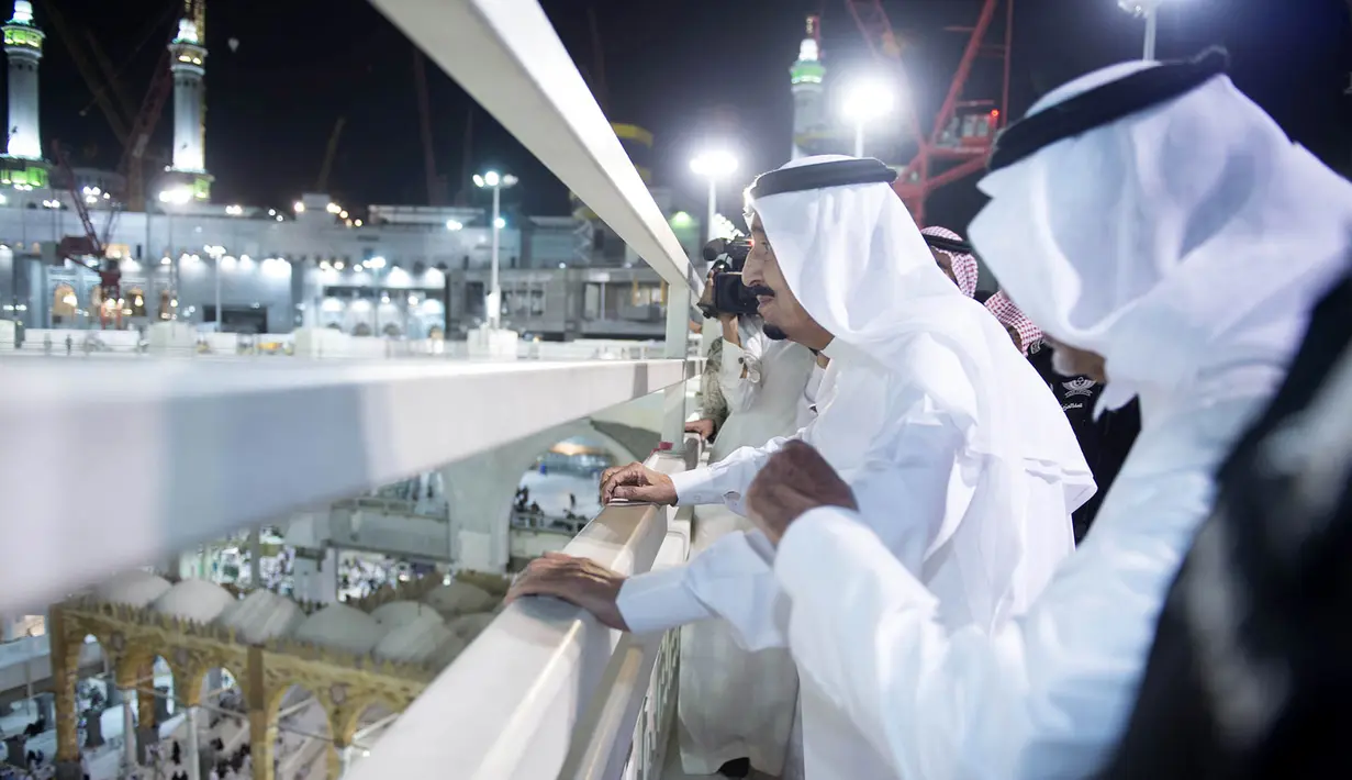 Raja Arab Saudi Salman Bin Abdulaziz Al Saud saat melihat lokasi jatuhnya crane di Masjidil Haram, Kota Mekah, Arab Saudi. Raja akan terus menginvestigasi dan menyelidiki jatuhnya crane. (REUTERS/ Bandar al-Jaloud)