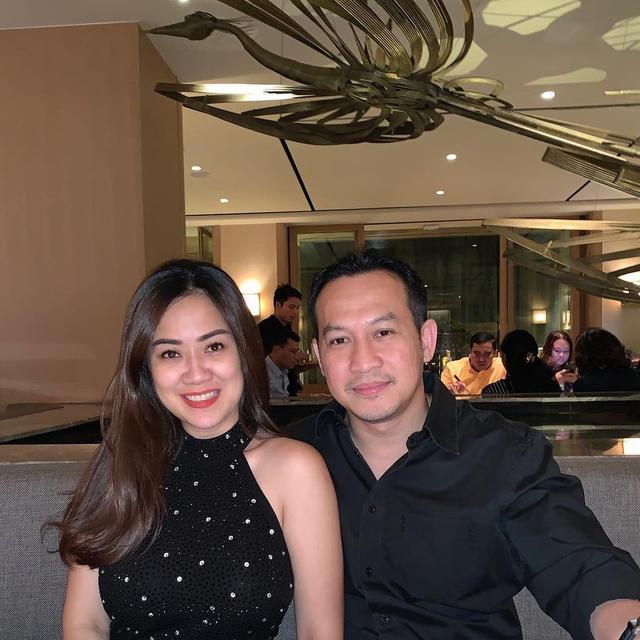 6 Potret Tante Ernie dan Suami, Selebgram 'Pemersatu ...