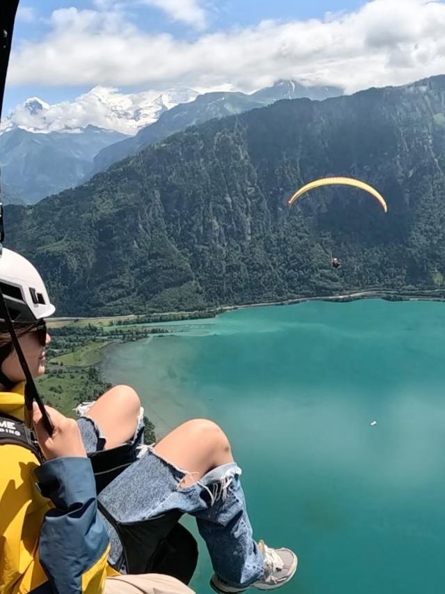 7 Potret Sabai Morscheck Naik Paragliding Bareng Anak di Swiss