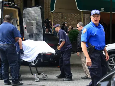 Jasad desainer ternama Kate Spade dipindahkan dari apartemennya ke dalam mobil ambulans di Park Avenue, New York. Selasa (5/6). Perancang busana dan tas tersebut meninggal diduga karena bunuh diri pada usia 55 tahun. (AP Photo/Bebeto Matthews)
