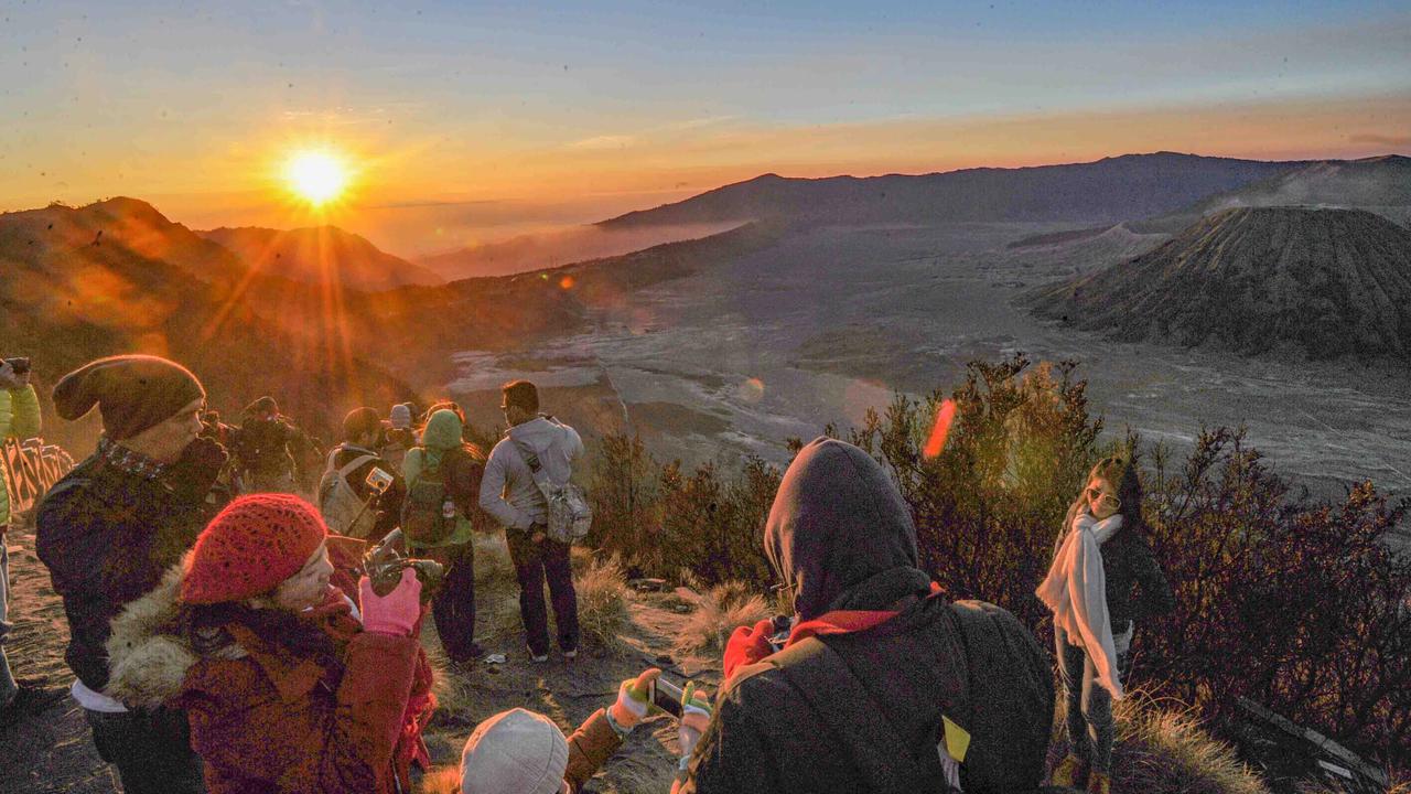 FOTO: Kilau Emas Matahari Pagi di Bromo yang Tak Pernah Kehilangan Pesona