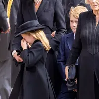 Putri Charlotte tak kuasa menahan tangis di momen pemakaman Ratu Elizabeth II. (Credit: TPG/ssm)