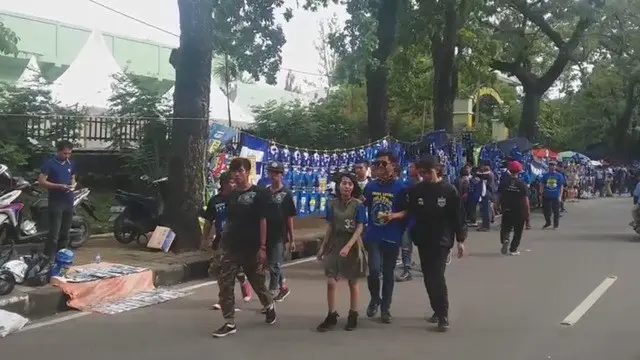 Video suasana para pendukung Persib Bandung yang mulai meramaikan sekitar Stadion Siliwangi jelang uji coba melawan Bali United Pada Sabtu, 13 Februari 2016.