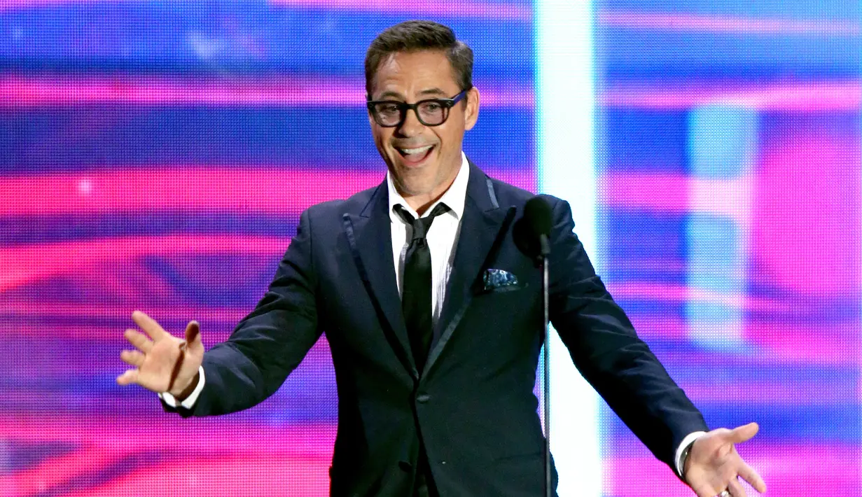 Robert Downey Jr merilis album debutnya, The Futurist, pada tahun 2004. Ia pun ternyata sudah menulis lagu selama bertahun-tahun. (MARK DAVIS / GETTY IMAGES NORTH AMERICA / AFP)
