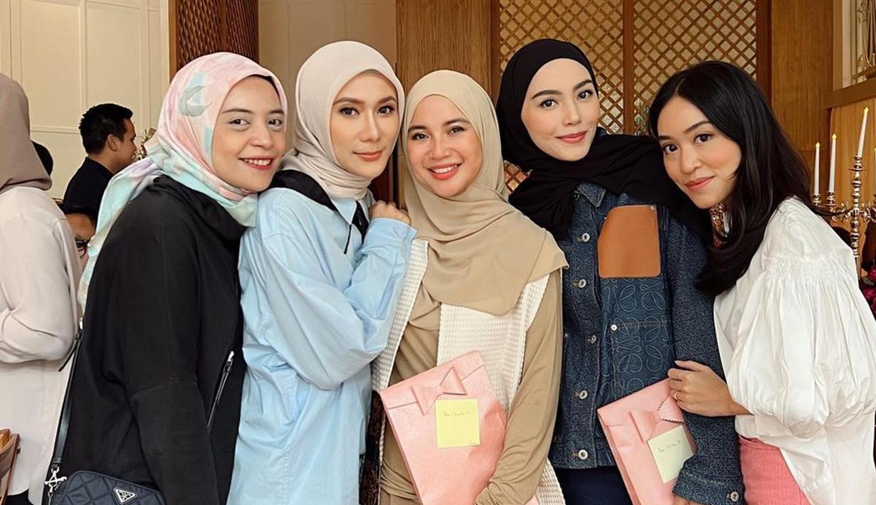 Di momen tersebut, ibu satu anak itu begitu bahagia saat mengetahui kejutan pesta ulang tahun dari sang suami. Ternyata, teman-temannya juga datang untuk memberikan selamat. Chacha pun bersyukur bisa berkumpul bersama orang-orang tersayang. (Liputan6.com/IG/@hallida.rachmawati)