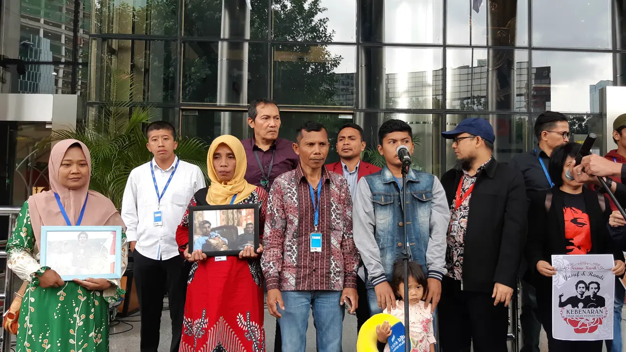 Keluarga mahasiswa korban penembakan saat demo di Kendari menyambangi KPK, Kamis (12/12/2019).