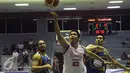 Kapten tim Stadium, Pringgo Regowo (tengah) mencoba memasukkan bola saat laga melawan Satria Muda Pertamina di ajang Perbasi Cup 2016 di GOR Soemantri Brodjonegoro, Jakarta, Selasa (25/10). Satria menang telak 73-59. (Liputan6.com/Helmi Fithriansyah)