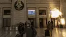 Orang-orang tiba di stasiun kereta Union Station di Washington, DC, Kamis (23/12/2021). Jutaan orang Amerika bepergian pada 23 Desember 2021, selama salah satu hari perjalanan tersibuk di musim liburan, ketika infeksi Covid dengan Omicron melampaui puncak gelombang varian Delta. (Pedro Ugarte/AFP)