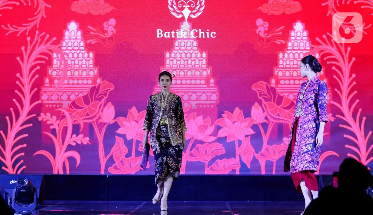 Batik Chic berkolaborasi dengan Nasabah Inspiratif PNM Mekaar menampilkan 10 busana yang dipamerkan saat acara Cipta dan Cipta parade Wastra Nusantara. (Liputan6.com/Herman Zakharia)
