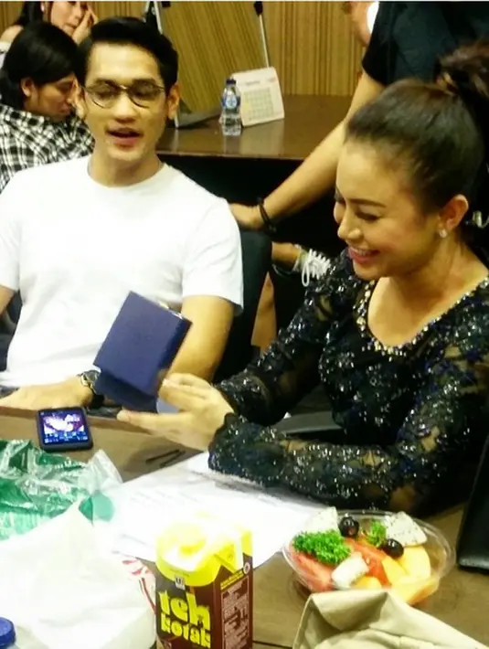 Beragam tanggapan dari para netizen melihat kedua penyanyi itu saling balas ucapan selamat. Foto yang mendapatkan like hingga 78k, juga kebanjiran ribuan komentar dari para fansnya. (dok. Instagram/afgan_rossa)