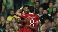 Penyerang Manchester United, Marcus Rashford (kiri) berselebrasi setelah mencetak gol ke gawang Real Betis pada pertandingan leg kedua babak 16 besar Liga Europa di stadion Benito Villamarin di Seville, Spanyol, Jumat (17/3/2023). Manchester United mengalahkan Real Betis untuk mengamankan tiket perempat final. (AP Photo/Jose Breton)