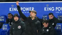 Pelatih Manchester City, Pep Guardiola, memberikan instruksi saat melawan Leicester pada laga Piala Liga di Stadion King Power, Leicester, Selasa (18/12). Leicester kalah adu penalti dari City. (AFP/Lindsey Parnaby)
