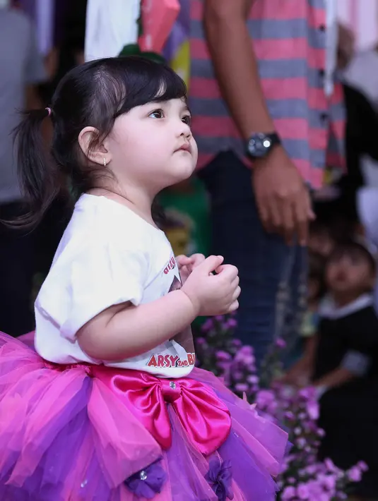 "Alhamdulillah hari ini perayaan ulang tahun Arsy yang kedua. Senang bisa berbagi dan sama-sama dengan anak-anak Yatim. Makasih juga buat adik-adik yang udah dateng, teman dan saudara," ucap Anang Hermansyah. (Nurwahyunan/Bintang.com)