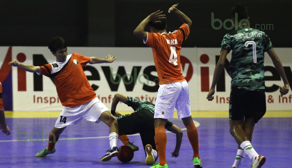 Pemain Vamos Mataram berebut bola dengan pemain Bintang Timur Surabaya dalam laga Seri III Grup B Wilayah Timur Pro Futsal League 2016 di GOR 17 Desember, Mataram, NTB, Sabtu (12/3/2016). (Bola.com/Arief Bagus)