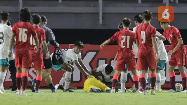 Foto: Momen Tegang dan Mencekam saat Kiper Timnas Indonesia U-20 Cahya Supriadi Alami Cedera dan Ditandu Menuju Ambulans