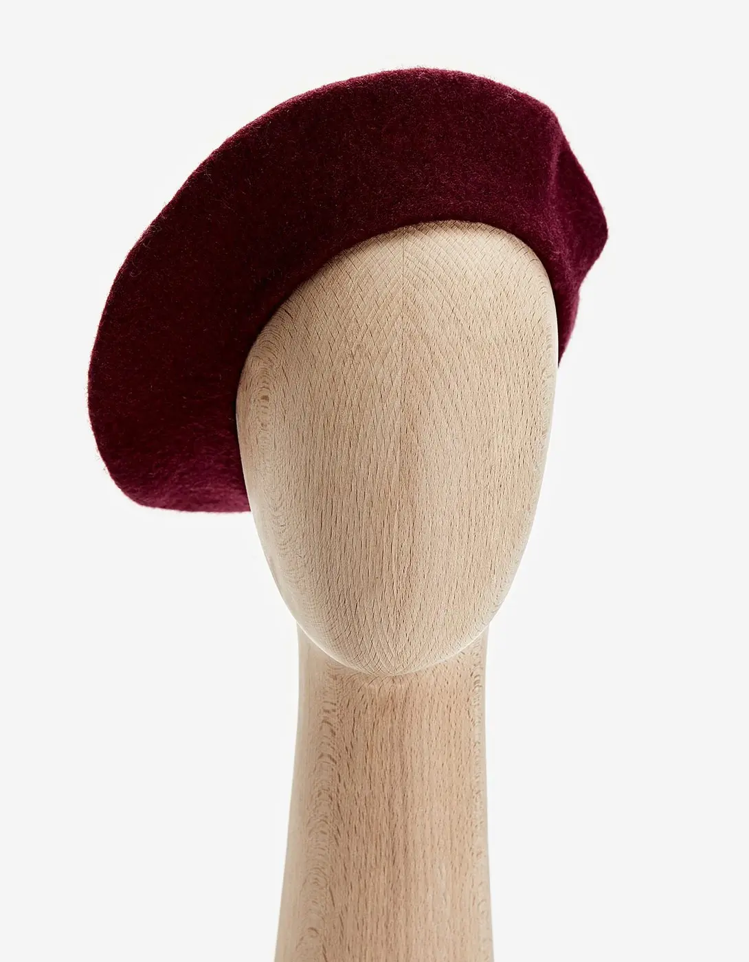 Aksesoris - topi baret. (Sumber foto: stradivarius.com)