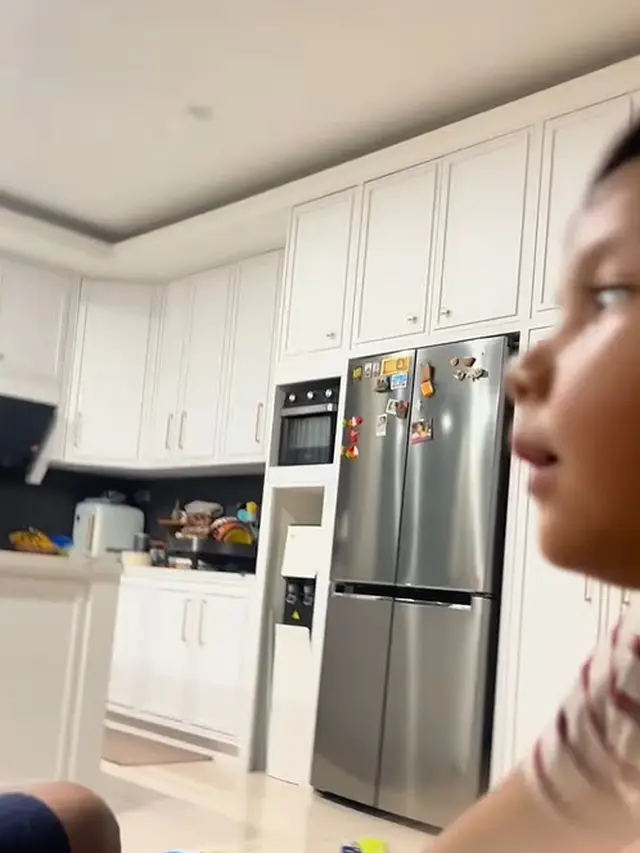 Potret Ruang TV di Rumah Arie Kriting dan Indah Permatasari