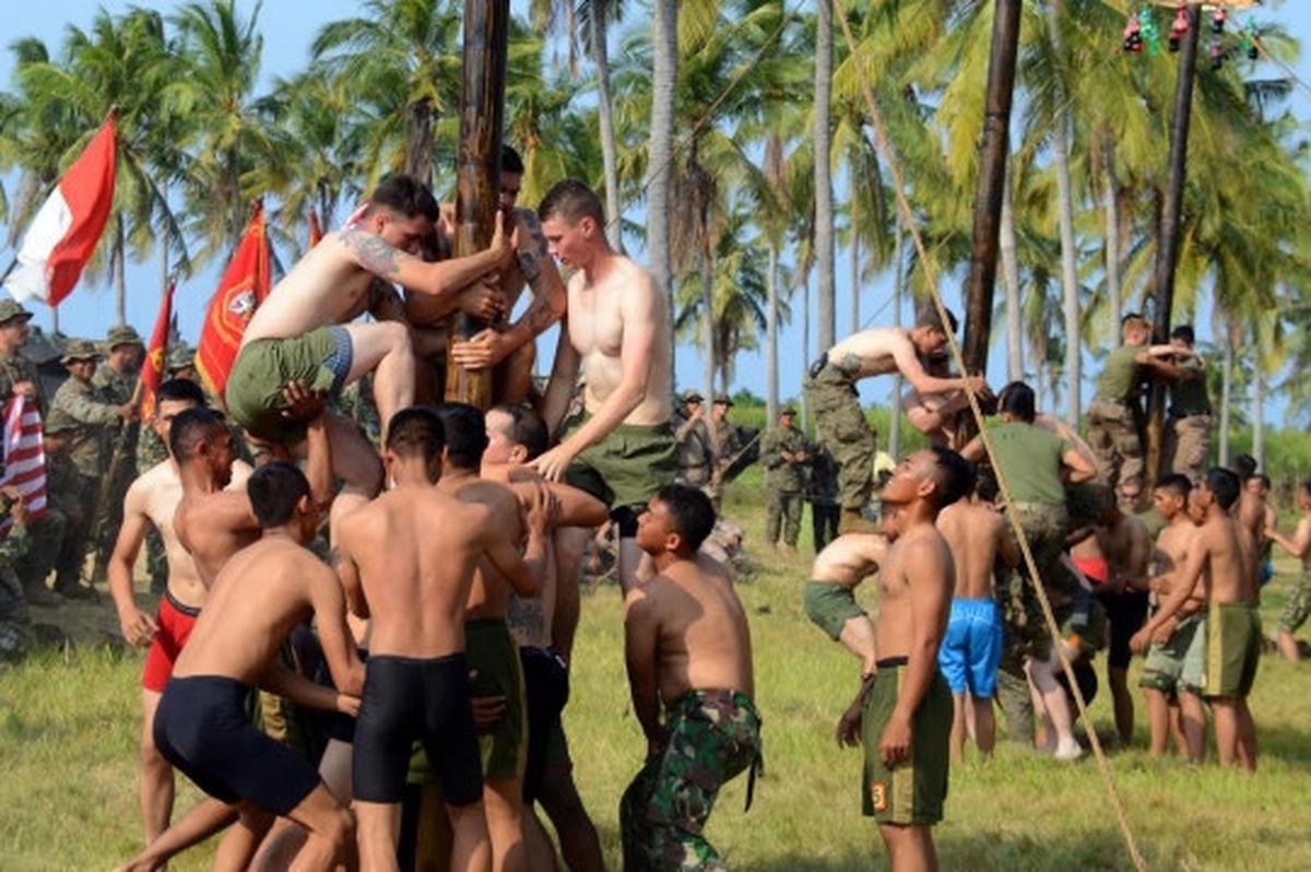 Kekompakan prajurit Marinir TNI dan Amerika lomba 17-an di Situbondo