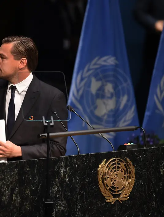 Tak hanya umbar mesra didepan publik, namun nyatanya Leeo dan Roxy saling puji lewat mention di akun twitter. (AFP/Bintang.com)