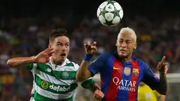 Penyerang Barcelona, Neymar (kanan) berebut bola dengan bek Celtic, Mikael Lustig pada Liga Chmapions Grup C di Stadion Camp Nou, Spanyol (14/9). Barcelona menang atas Celtic dengan skor 7-0. (REUTERS/Paul Hanna)