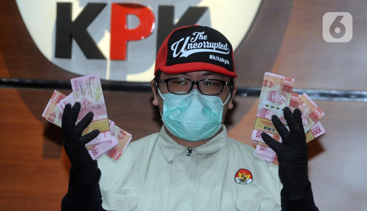 Penyidik KPK menunjukkan barang bukti uang Rp 1 miliar yang merupakan hasil operasi tangkap tangan (OTT) di Sidoarjo di Gedung KPK, Jakarta, Rabu (8/1/2020). (merdeka.com/Dwi Narwoko)