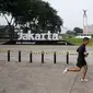 Warga berolahraga di kawasan Lapangan Banteng, Jakarta, Kamis (19/8/2021). Pemerintah Provinsi DKI Jakarta mengizinkan warga berolahraga di ruang terbuka selama perpanjangan PPKM Level 4 hingga 23 Agustus 2021. (Liputan6.com/Faizal Fanani)