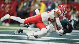 Pemain Philadelphia Eagles, DeVonta Smith berebut dengan pemain Kansas City, Jaylen Watson saat menangkap umpan touchdown dalam laga final yang berlangsung di Caesars Superdome, New Orleans, Louisiana, Senin (10/02/2025). (AP Photo/Doug Benc)