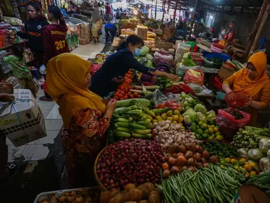 Warga berbelanja kebutuhan pokok sehari-hari di salah satu pasar tradisional, Jakarta, Selasa (5/3/2024). (Liputan6.com/Angga Yuniar)