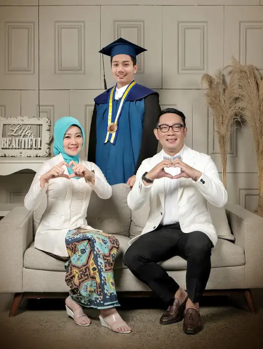 "Saya pun tak kuasa menahan air mata saat membacanya. Surat itu seperti menunggu waktu yang tepat untuk ditemukan.. #JejakEril #sicinta atalia #bucintaAtalia,"  tutup Atalia. [Instagram/ataliapr]