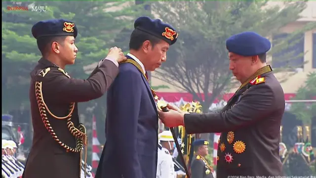Presiden Jokowi menerima medali kehormatan keamanan dan keselamatan publik 'Loka Praja Samrakshana' dari Polri.