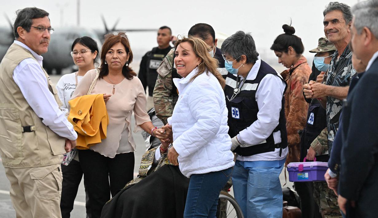 <p>Presiden Peru Dina Boluarte (tengah) bersama warga negara Peru yang dipulangkan dari konflik antara Israel dan Hamas. (CRIS BOURONCLE/AFP)</p>