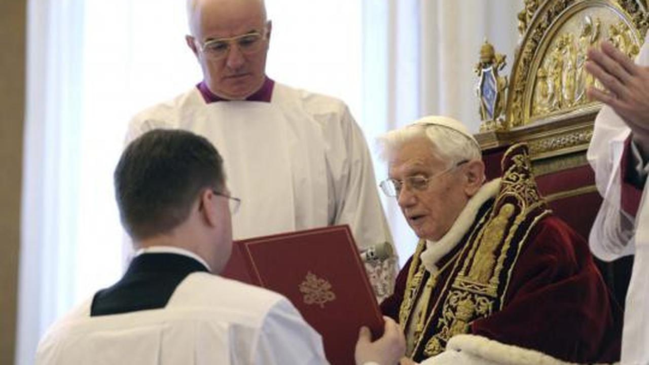 Paus Benediktus XVI mengundurkan diri