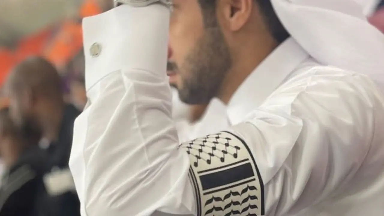 Warga Qatar mengenakan ban kapten kafiyeh Palestina untuk melawan kampanye Onelove LGBT. (Foto: @Fakta Bola Twitter)
