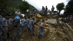 Tim SAR saat mencari korban yang tertimbun bangunan pasca longsor di Desa Lumle, Nepal (30/7/2015). Tanah longsor yang dipicu hujan deras tersebut menewaskan sedikitnya 30 orang dan menghacurkan puluhan rumah. (REUTERS/Navesh Chitrakar)