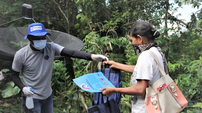 Pendistribusian paket kebersihan diri untuk mencegah penyebaran corona Covid-19 di Kabupaten Timor Tengah Selatan, Nagekeo, dan Lembata, NTT. (Dok. Plan Indonesia)