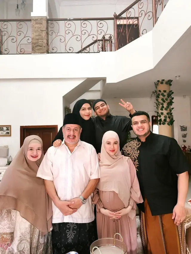 Potret Tangga Rumah Fadil Jaidi