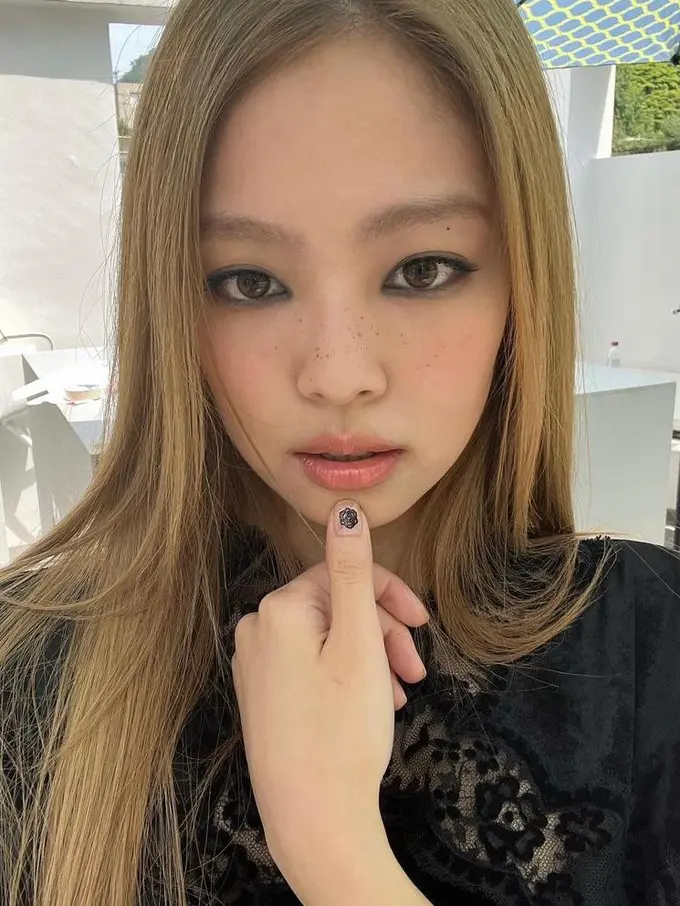 Jennie BLACKPINK Bikin Pangling dengan Makeup Smokey Eyes dan Warna Rambut Baru
