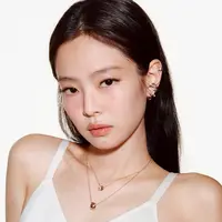 Menguasai seni padu padan kalung bisa jadi tantangan. Ikuti panduan ahli fashion untuk menciptakan tampilan berlapis yang elegan, personal, dan tidak berlebihan dengan tips variasi panjang hingga pemilihan material. (Dok. Chanel)