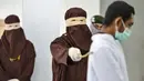 Seorang pria saat dihukum cambuk dengan tongkat rotan oleh anggota polisi Syariah di sebuah gedung umum di Banda Aceh (24/9/2020). Aceh adalah satu-satunya wilayah di Indonesia yang berpenduduk mayoritas Muslim terbesar di dunia yang menerapkan Hukum Islam. (AFP/Chaideer Mahyuddin)
