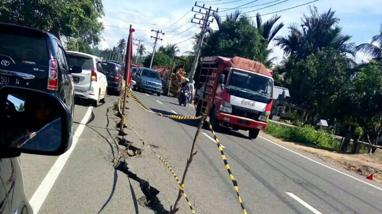 20161208-Gempa Sebabkan Jalan Retak di Pidie Jaya Aceh-Aceh