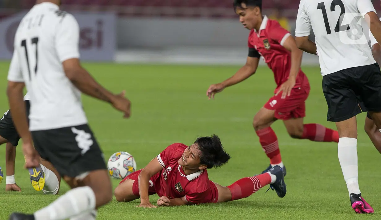 Pemain belakang timnas Indonesia U-20, Zanadin Fariz (tengah) terjatuh saat berebut bola dengan pemain Fiji pada laga International Friendly Match di Stadion Utama Gelora Bung Karno, Jumat (17/2/2023). Laga kedua tim berlangsung keras dan ketat, wasit Thoriq M Alkatiri sampai mengeluarkan empat kartu merah dari sakunya, tiga diantaranya untuk pesepakbola Fiji. (Liputan6.com/Faizal Fanani)