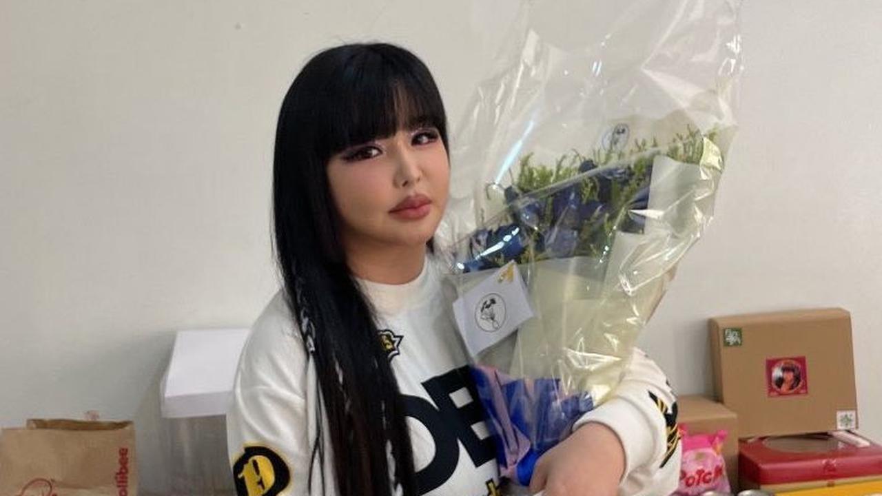 Beberapa komentar di postingan Instagram meminta Park Bom untuk tidak lagi menggunakan filter secara berlebihan seperti itu saat berfoto karena penyanyi lagu 'You and I' tersebut lebih cantik tanpa filter.